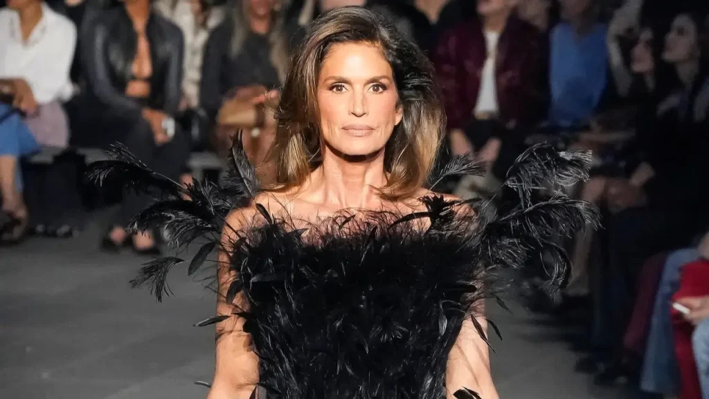90’lı yılların ikonu Cindy Crawford 60 yaşında podyuma geri döndü