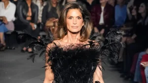 90’lı yılların ikonu Cindy Crawford 60 yaşında podyuma geri döndü